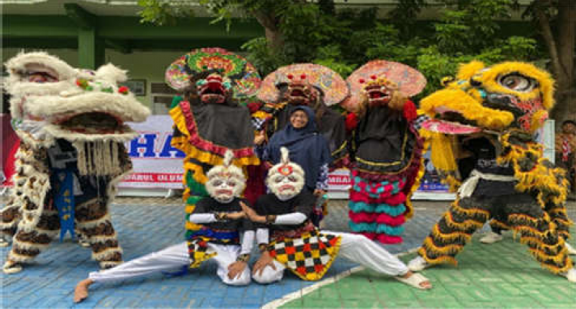 GURU HEBAT, INDONESIA KUAT! Peringatan Hari Guru Nasional 2024 di SMP Darul Ulum 1 Unggulan Peterongan Jombang